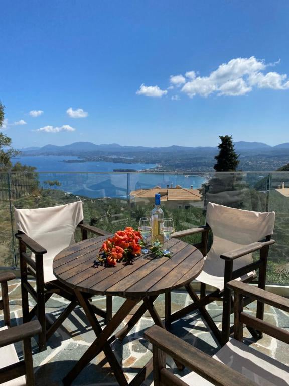 Μάθετε για μας